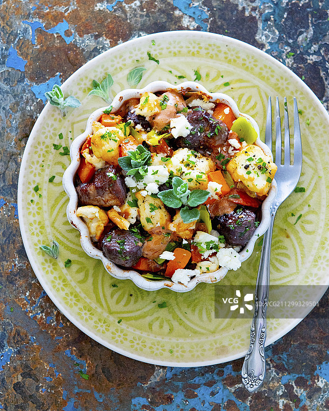 羊肉和菲达奶酪的亚洲烘焙图片素材