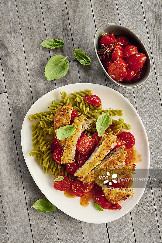 番茄螺旋面炸肉排图片素材