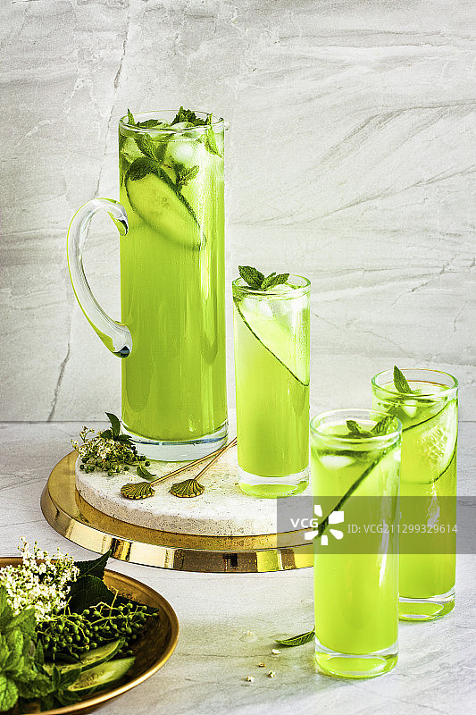 黄瓜接骨木花气泡饮图片素材