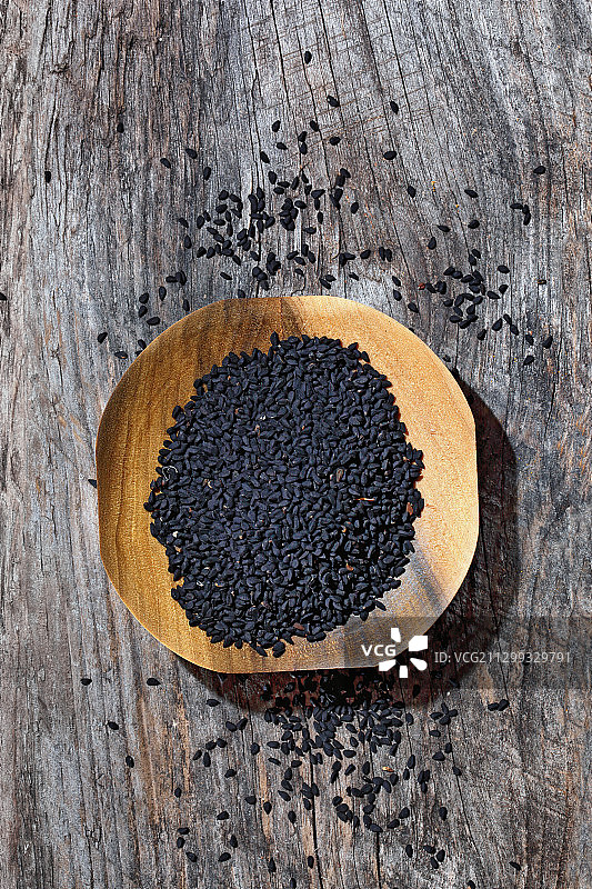 木碗中的黑色香芹籽图片素材