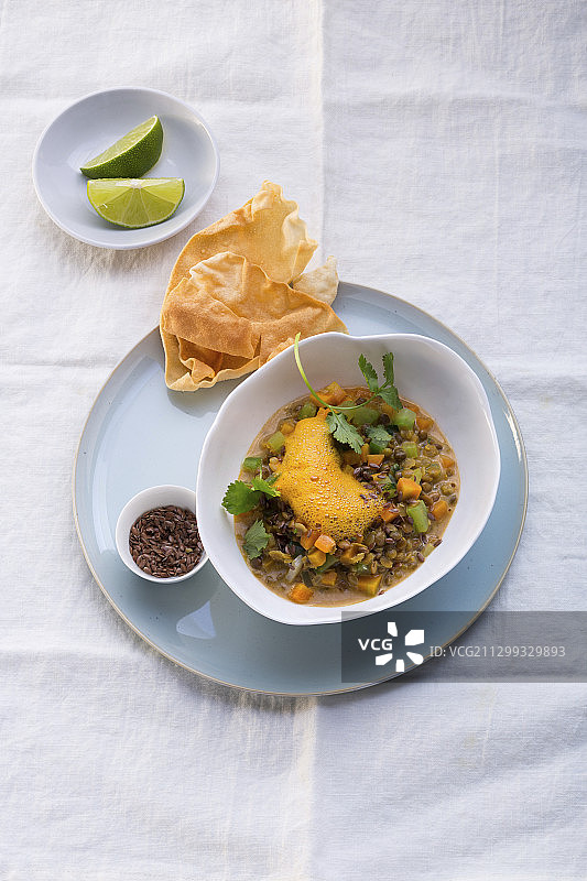 胡萝卜和酸橙泡沫蔬菜咖喱图片素材