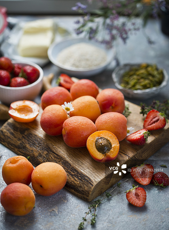 杏子草莓酥的食材图片素材