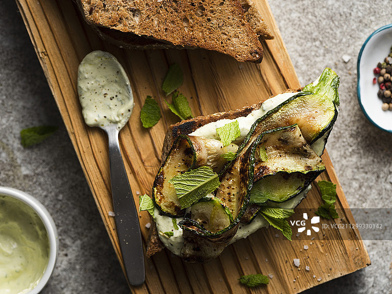 搭配薄荷香草蛋黄酱的西葫芦三明治图片素材