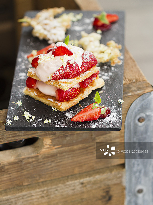 草莓千层酥图片素材