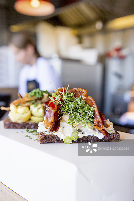餐厅柜台上丰盛的开放式三明治图片素材