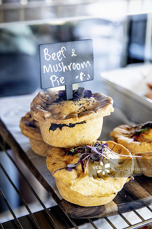 餐厅柜台上带蘑菇的小牛肉馅饼图片素材