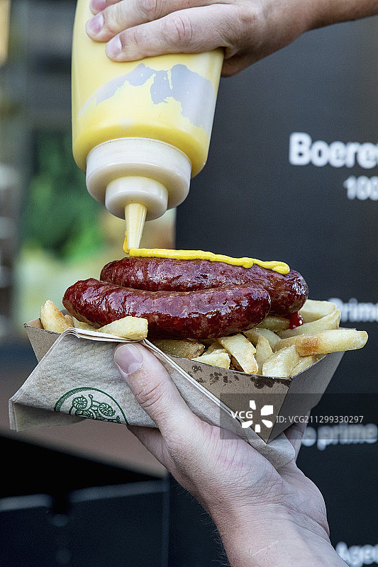 炸薯条、香肠和芥末酱图片素材