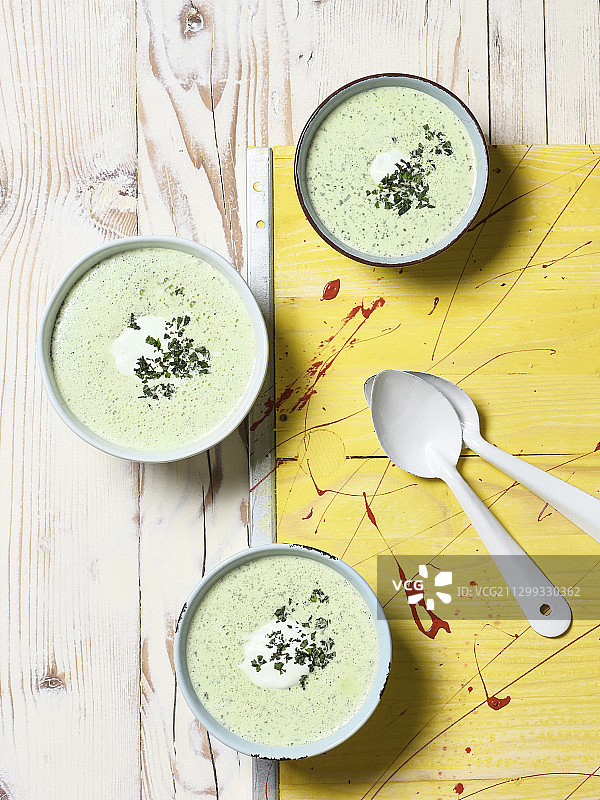 三碗豌豆汤配酸奶油和薄荷图片素材