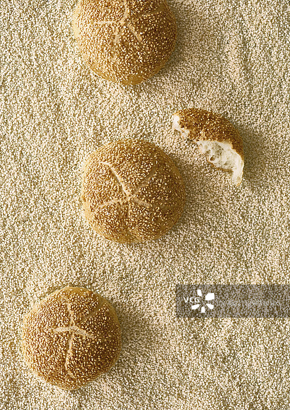 芝麻背景上的芝麻面包图片素材