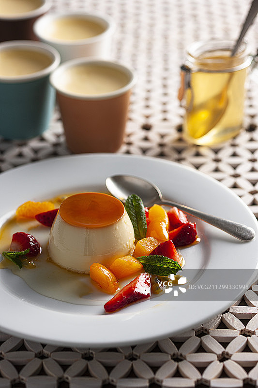 食品联盟-接骨木花焦糖鲜果图片素材