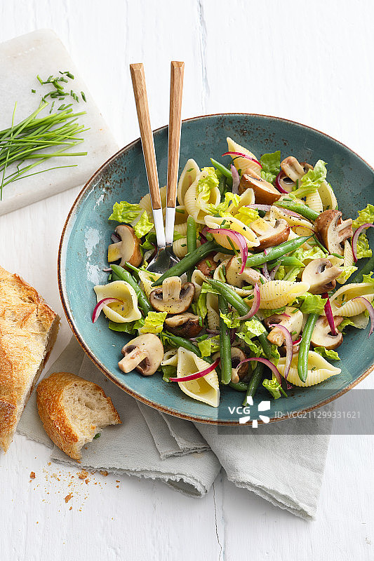 意面沙拉配蘑菇和豆子图片素材