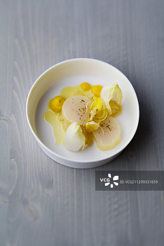 扇贝孜然塔塔基配柠檬和菊苣图片素材