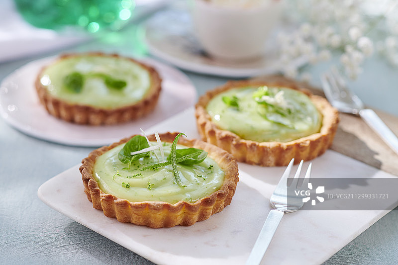 搭配白巧克力和薄荷的酸橙馅饼图片素材