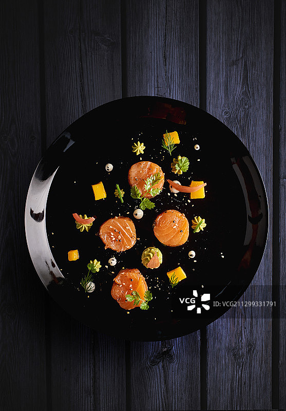 带香草的腌制鲑鱼图片素材