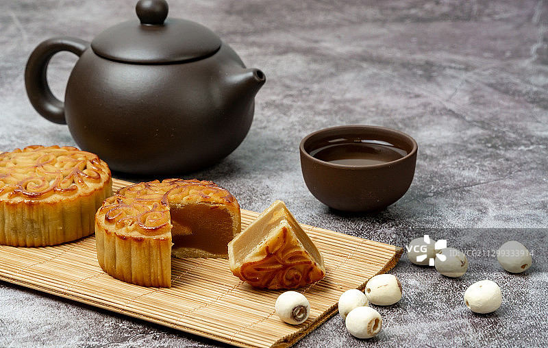 中国传统节日,中秋节月饼,蛋黄莲蓉广式月饼茶点图片素材