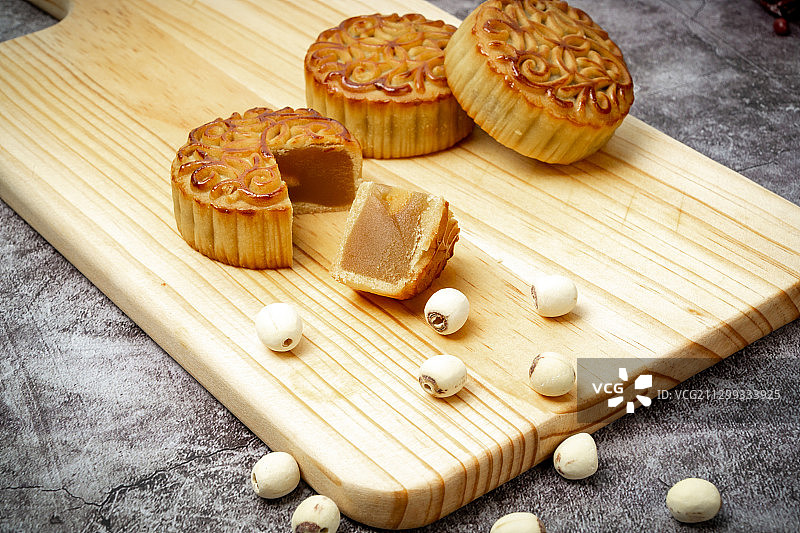 中国传统节日,中秋节月饼,蛋黄莲蓉广式月饼茶点图片素材