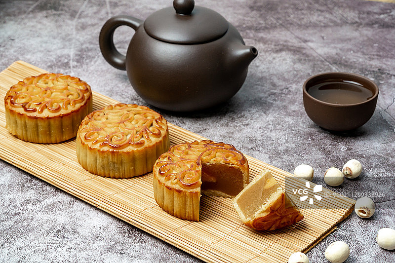 中国传统节日,中秋节月饼,蛋黄莲蓉广式月饼茶点图片素材