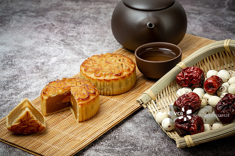 中国传统节日,中秋节月饼,蛋黄莲蓉广式月饼茶点图片素材
