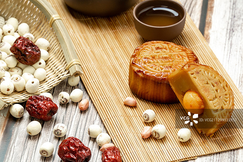 中国节日 中秋节月饼,蛋黄莲蓉广式图片素材