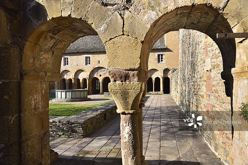 法国阿韦龙孔克圣富瓦修道院回廊图片素材