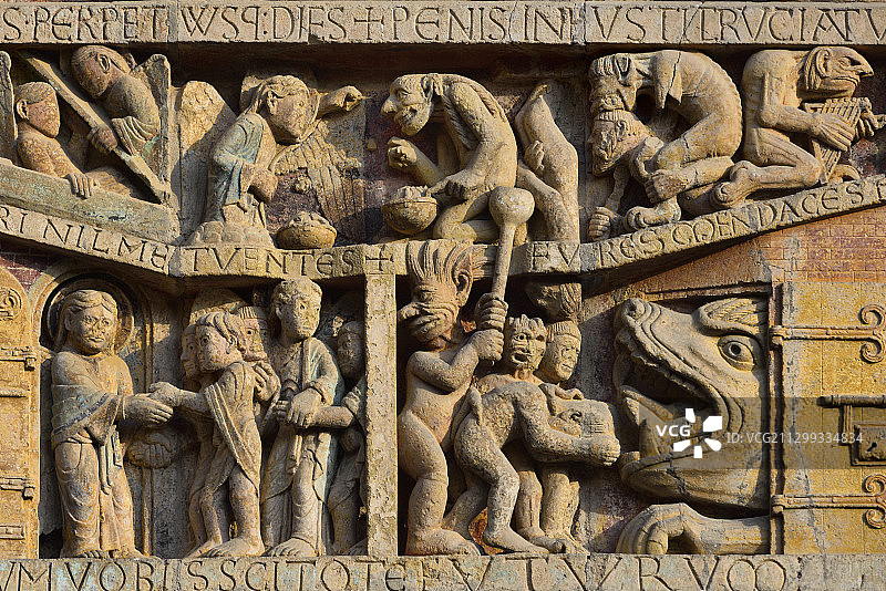 法国阿韦龙省联合国教科文组织世界遗产地孔克圣福伊修道院末日审判山墙（12世纪）图片素材