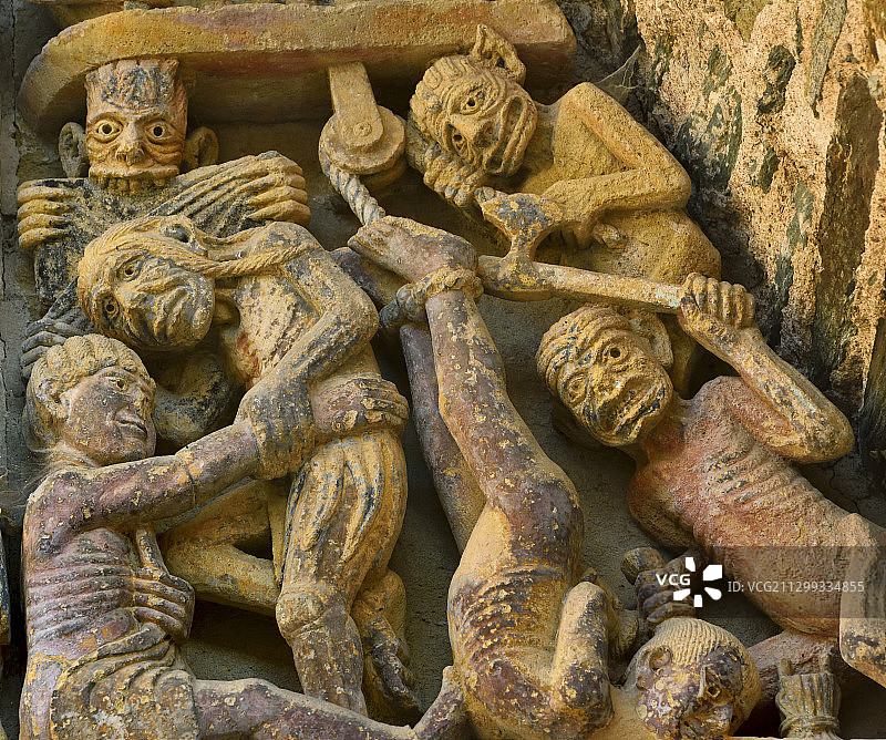 法国阿韦龙联合国教科文组织世界遗产孔克圣富瓦修道院末日审判的鼓室（12世纪）惩罚放贷者图片素材