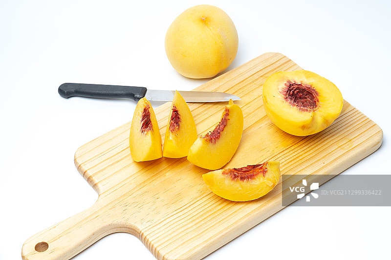 切开的新鲜水果黄桃图片素材