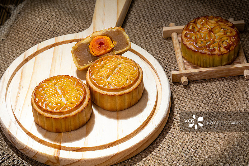 中国传统节日，中秋佳节蛋黄莲蓉月饼美食图片素材