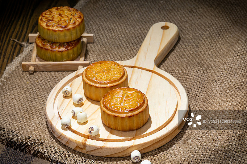 中秋节蛋黄莲蓉月饼，蛋黄，莲子，月饼馅料图片素材