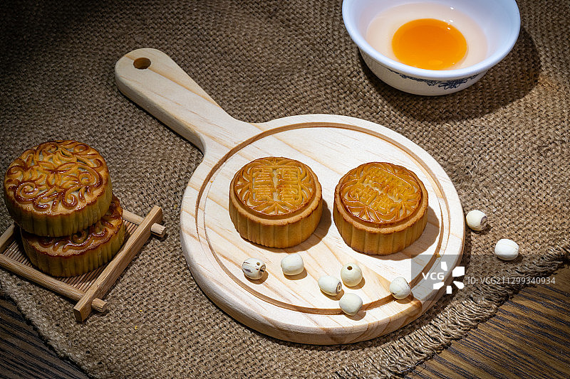 中秋节蛋黄莲蓉月饼，蛋黄，莲子，月饼馅料图片素材