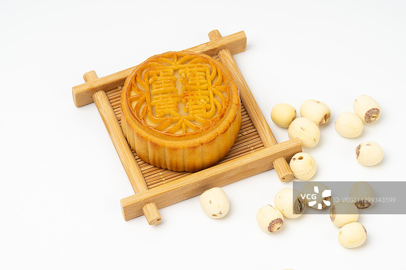 中国传统节日，中秋佳节蛋黄莲蓉月饼白色背景特写图片素材