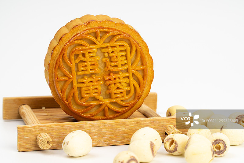 中国传统节日，中秋佳节蛋黄莲蓉月饼白色背景特写图片素材