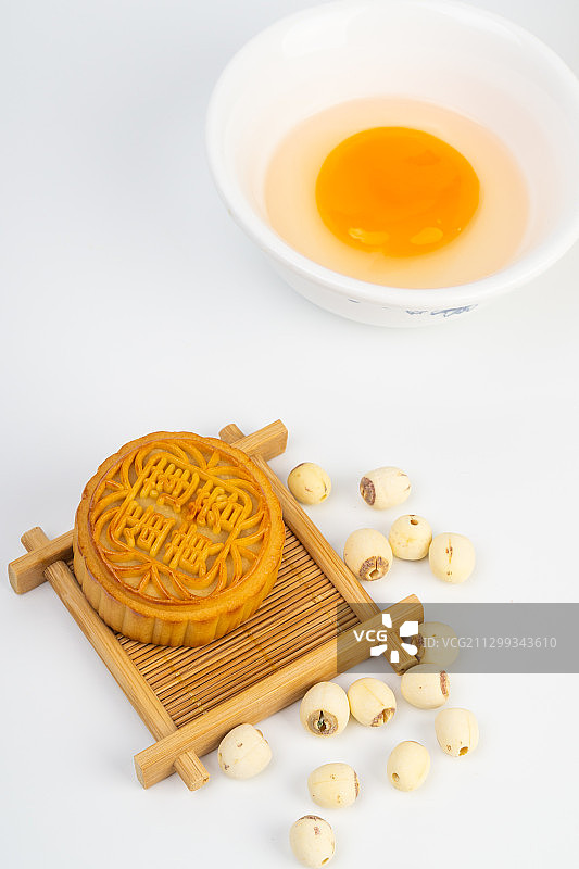 蛋黄莲蓉月饼特写白底，月饼馅料图片素材