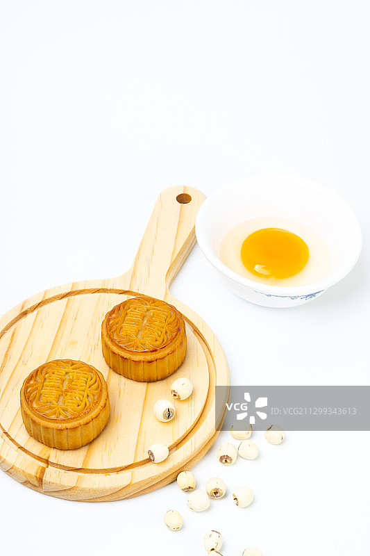 蛋黄莲蓉月饼特写白底，月饼馅料图片素材