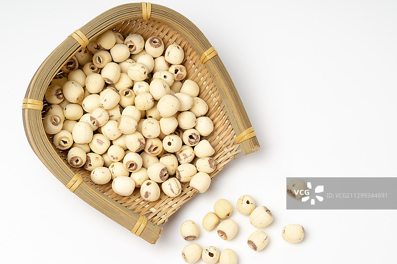 白色背景的莲子特写图片素材