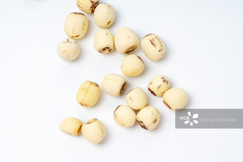 白色背景的莲子特写图片素材