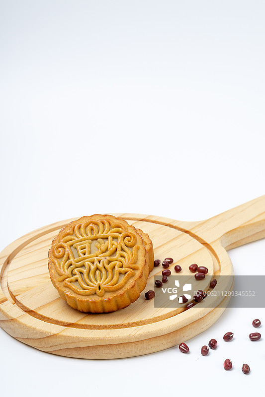 中国传统节日，中秋节豆沙月饼，广式月饼，白背景月饼特写图片素材