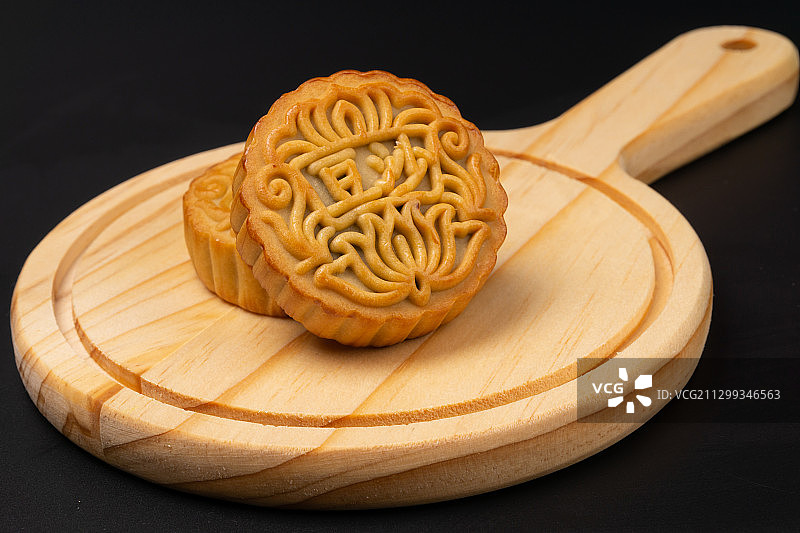 中国传统节日，中秋节豆沙月饼黑背景图片素材