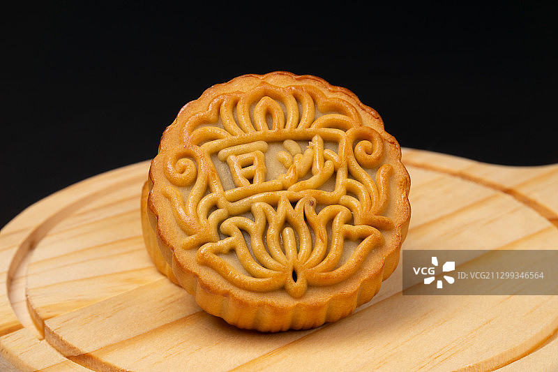 中国传统节日，中秋节豆沙月饼黑背景图片素材