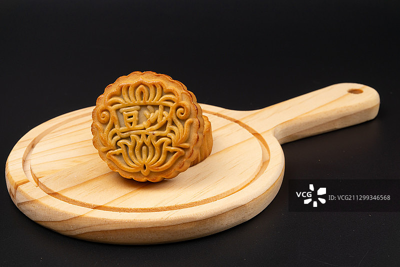 中国传统节日，中秋节豆沙月饼黑背景图片素材