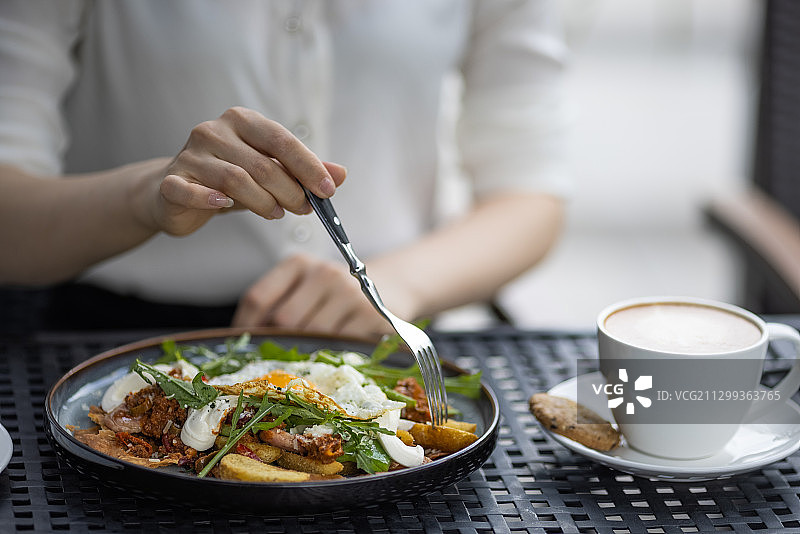 吃简餐的商务女士图片素材