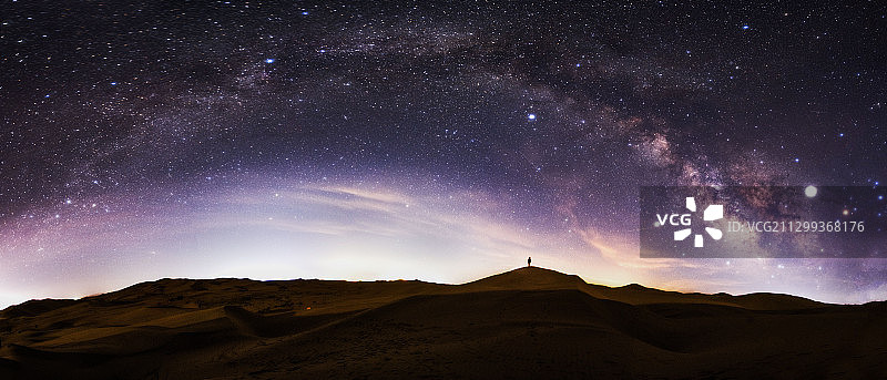 夏季末沙漠的银河拱桥图片素材