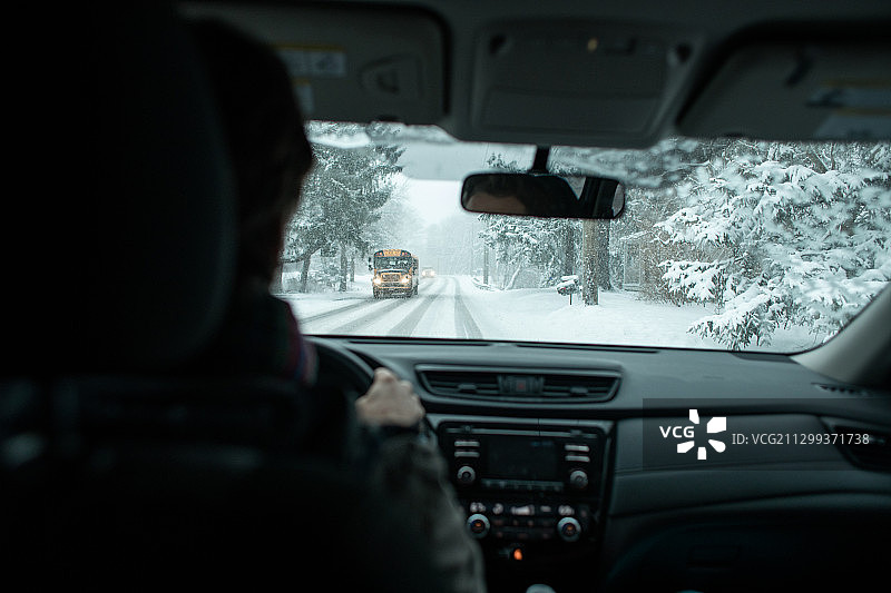 通勤者在冬季暴风雪中驾驶图片素材