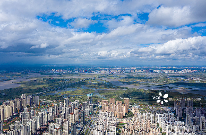 俯瞰城市与湿地图片素材