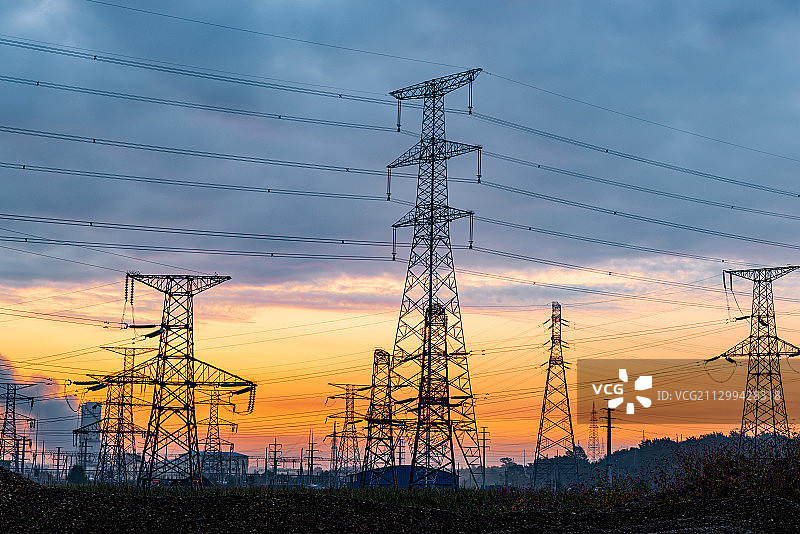 夏天日出时分的输配电高压铁塔图片素材