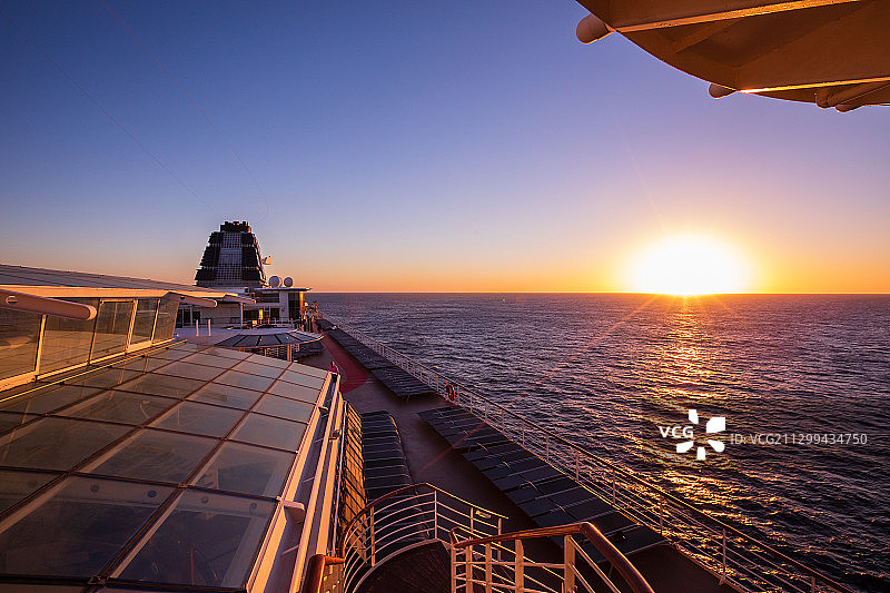 南美洲邮轮在南冰洋的朝阳中航行图片素材