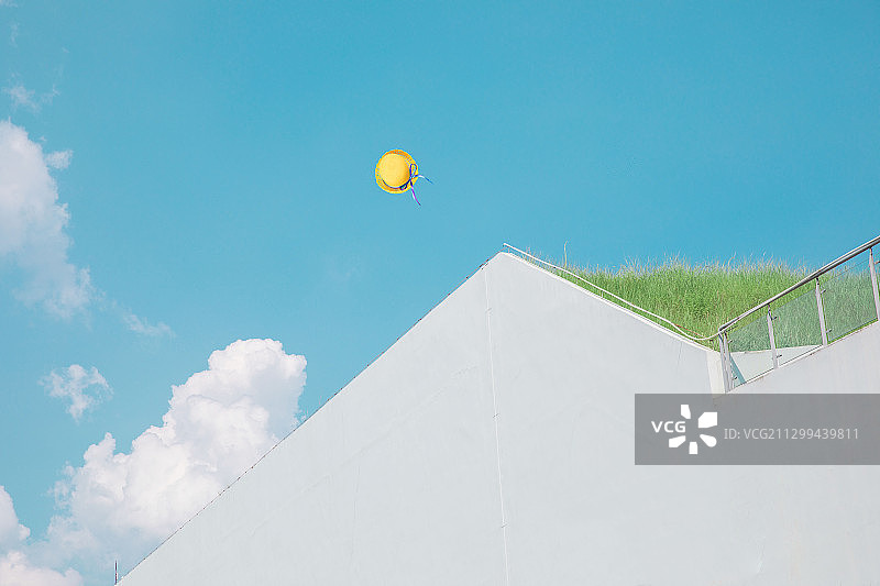 被风吹落的草帽图片素材