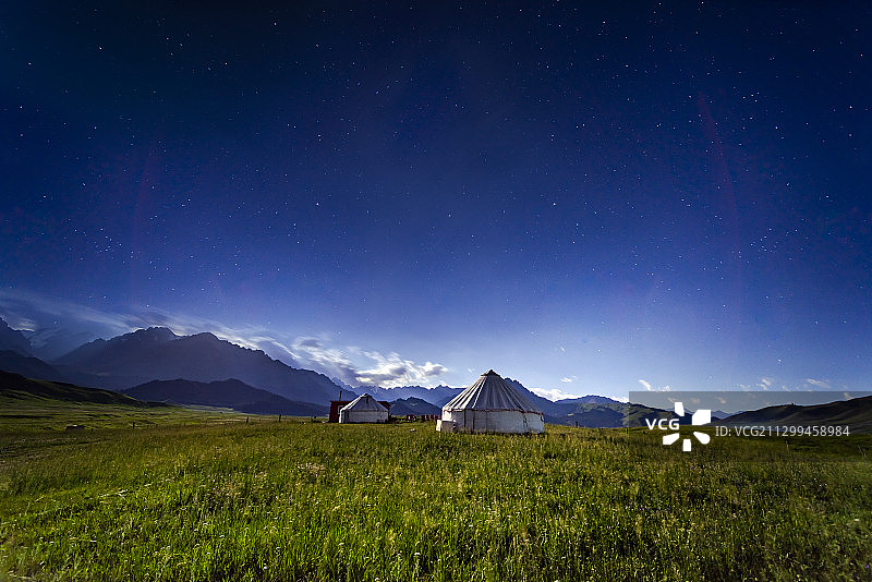 新疆鹿角湾景区草原山峰蒙古包夜晚星空图片素材