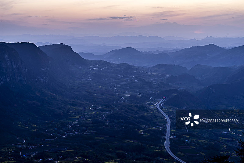 甘肃陇南成县鸡峰山云雾高视角全景图片素材