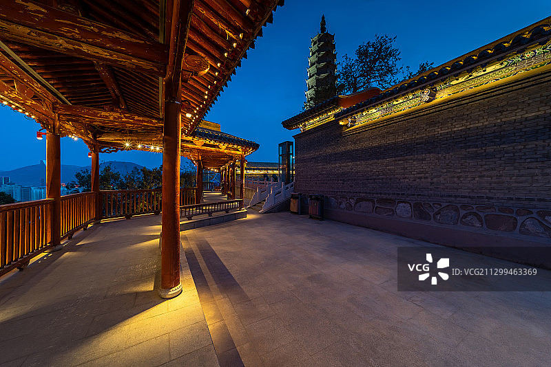 甘肃兰州城市地标白塔山寺庙建筑长廊夜景图片素材
